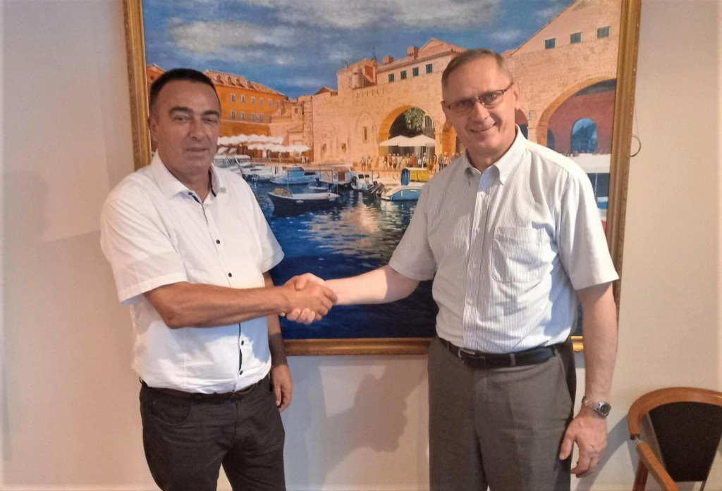 &lt;p&gt;Srdačno upoznavanje i rukovanje gradonačelnika Kneza i veleposlanika Hrastića ispred slike Dubrovnika koja krasi interijer veleposlanstva u Tokiju&lt;/p&gt;