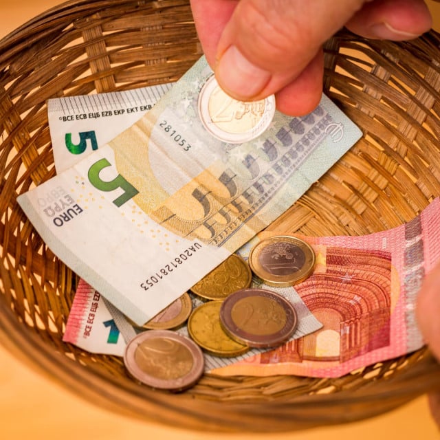 &lt;p&gt;Za razliku od nekih drugih valuta, euro dobro čuva jezični oblik i vrijednost, osim uz broj jedan, piše se isto od dva do milijardu eura&lt;/p&gt;
