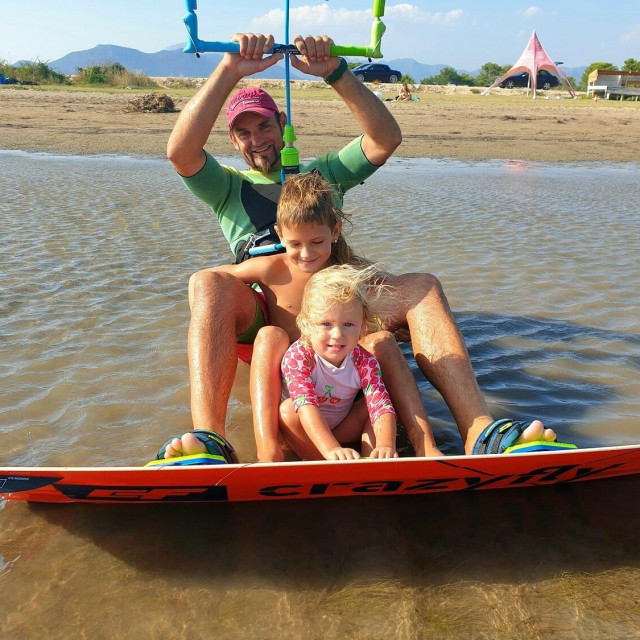 &lt;p&gt;Tata Mirko s kćerkom Matijanom i sinom Nenom (10) koji već samostalno ”surfa kao veliki”&lt;/p&gt;