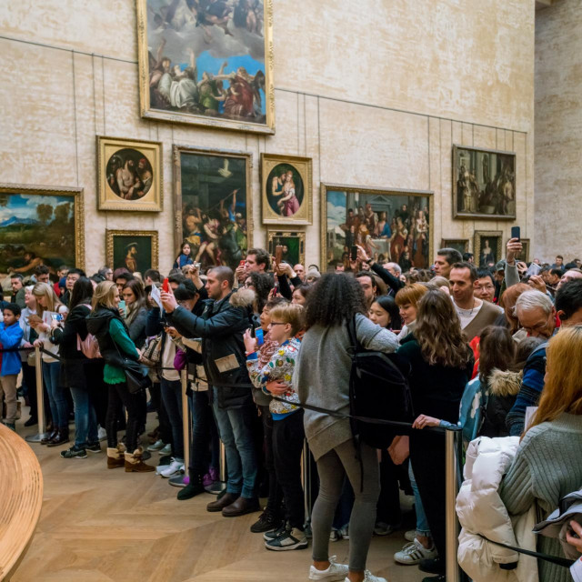 &lt;p&gt;Godišnje Louvre posjeti oko 10 milijuna ljudi. Čitav fundus sadrži oko 380 tisuća djela, a najviše interesa posjetitelji, dakako, pokazuju za Mona Lisu&lt;/p&gt;