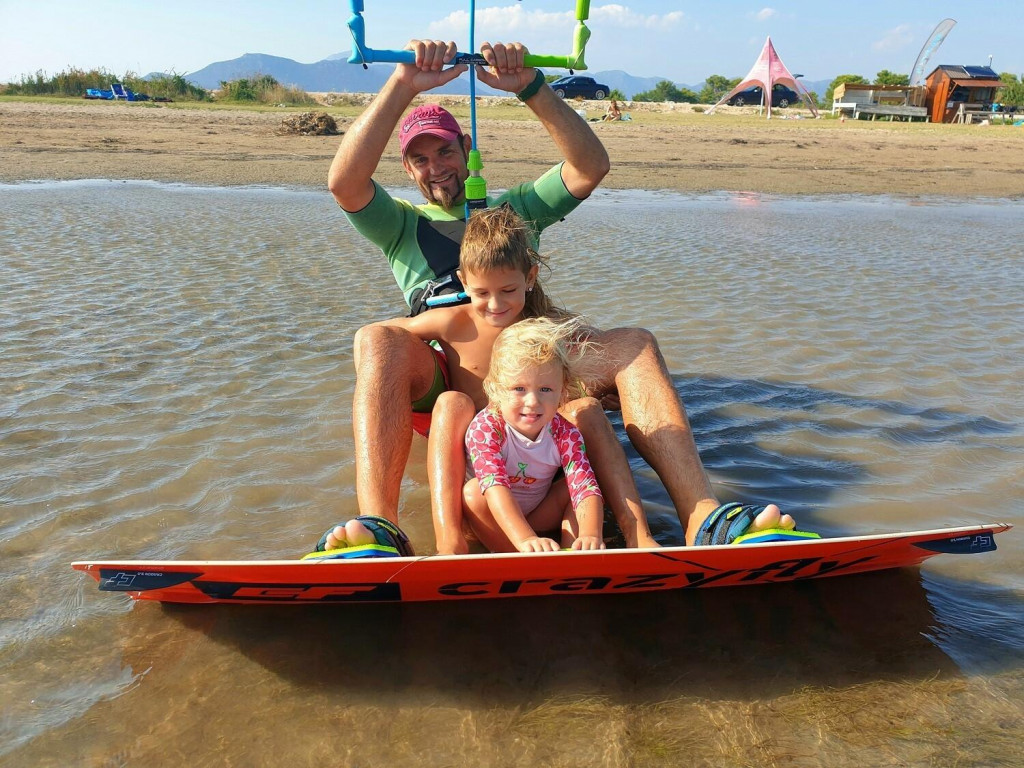 &lt;p&gt;Tata Mirko s kćerkom Matijanom i sinom Nenom (10) koji već samostalno ”surfa kao veliki”&lt;/p&gt;