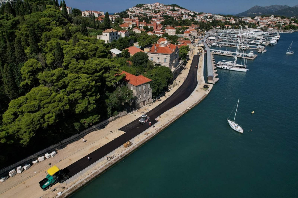 &lt;p&gt;Najveći infrastrukturni projekt Grada Dubrovnika: U tijeku je asfaltiranje Lapadske obale&lt;/p&gt;