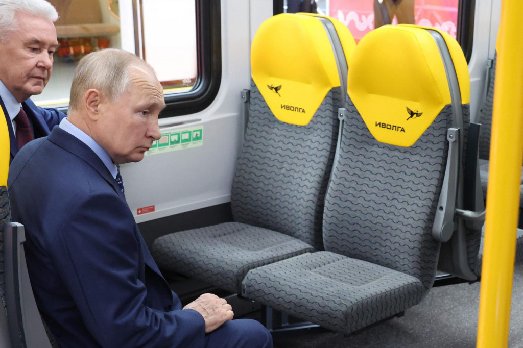 &lt;p&gt;Zabrinuto lice vladara Kremlja. Putin pokušava glumiti da je sve zapravo normalno, ovo je fotografija od četvrtka kada je ruski predsjednik otvorio novu liniju metroa u Moskvi&lt;/p&gt;