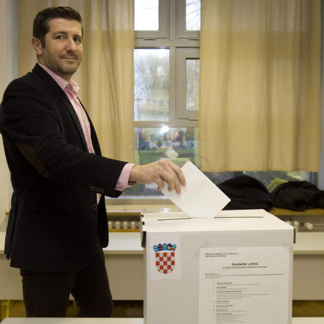 &lt;p&gt;Dejan Kovač na glasačkom mjestu u prosincu 2019. Te se godine i on kandidirao za predsjednika Republike Hrvatske, a pobijedio je Zoran Milanović&lt;/p&gt;