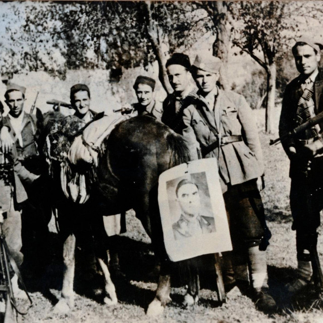 &lt;p&gt;Četnici Draže Mihailovića s plakatom Ante Pavelića, vjerojatno su ga negdje zaplijenili u rijetkom sukobu s ustašama&lt;/p&gt;