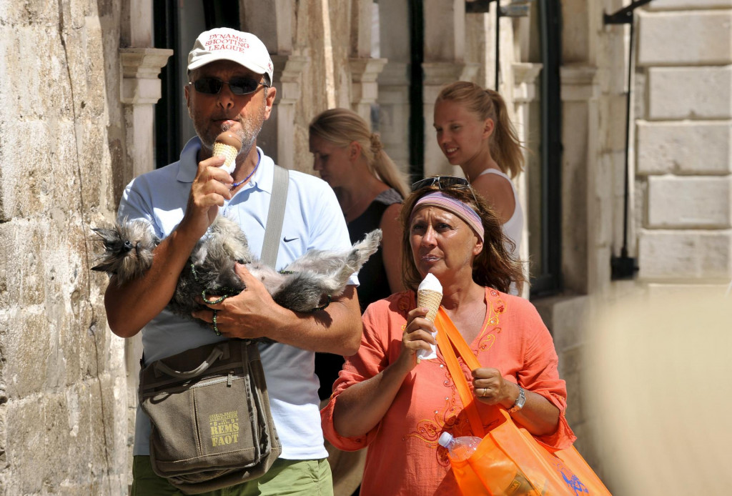 &lt;p&gt;Dubrovnik, 120808. bracni par hoda Stradunom lizuci sladoled, noseci jednog prilicno lijenog psa. foto: Marko Miscevic/CROPIX&lt;/p&gt;