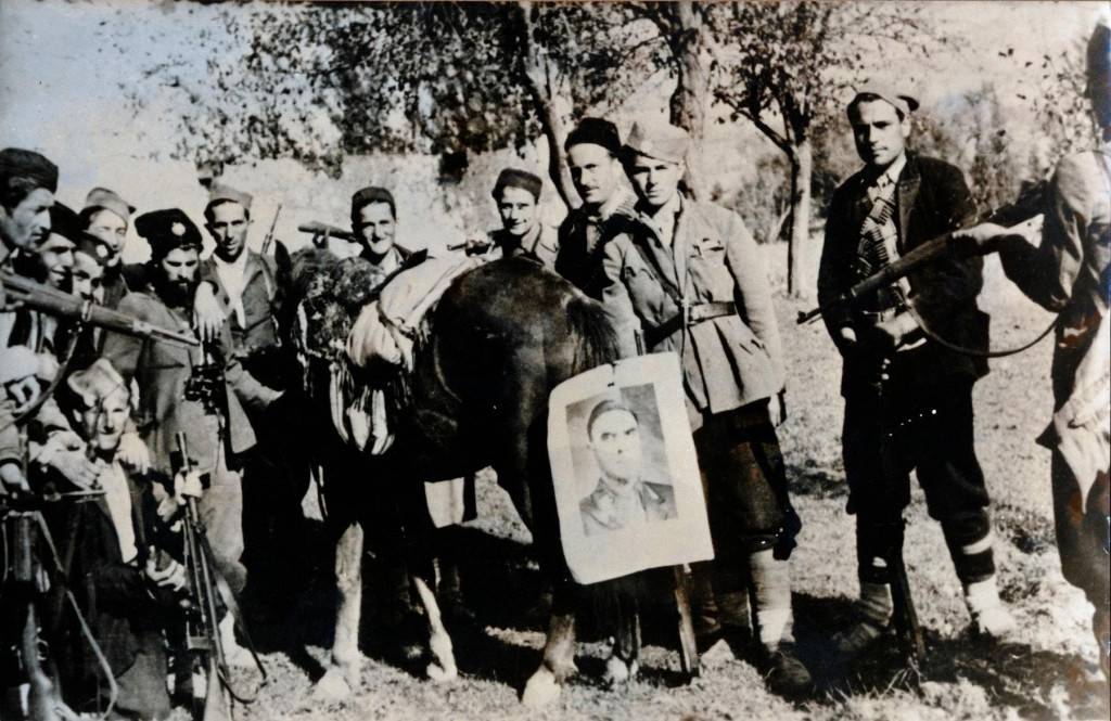 &lt;p&gt;Četnici Draže Mihailovića s plakatom Ante Pavelića, vjerojatno su ga negdje zaplijenili u rijetkom sukobu s ustašama&lt;/p&gt;
