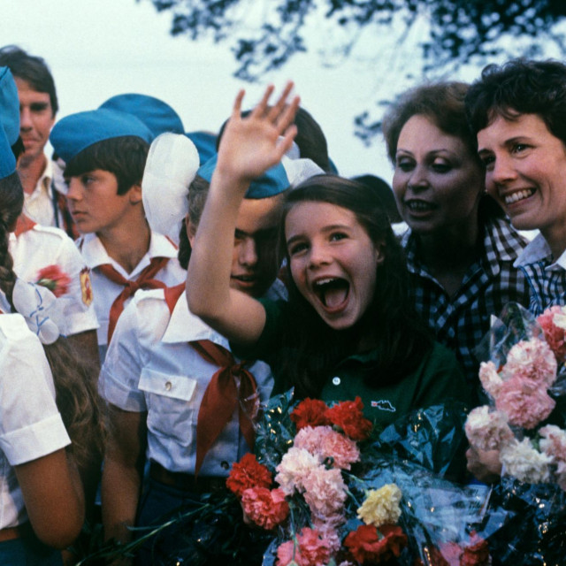 &lt;p&gt;Amerikanka Samantha Smith - na fotografiji međiu svojim vršnjacima Rusiji - imala je deset godina kad je, potaknuta člankom u magazinu Time, novom sovjetsko m predsjedniku Juriju Andropovu napisala pisamce na koje joj je Andropov odgovorio, pozivajući je u posjet SSSR-u&lt;/p&gt;