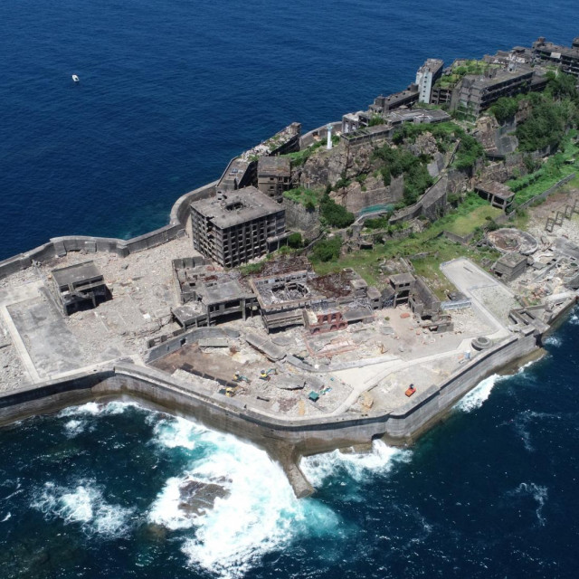&lt;p&gt;Hasima je bivše rudarsko naselje osnovano 1887. godine na otočiću u blizini Nagasakija. Držalo se jednim od najgušće naseljenih mjesta na zemlji - s obalom dugom jedan kilometar, stanovništvo je 1959. brojilo 5259 ljudi&lt;/p&gt;