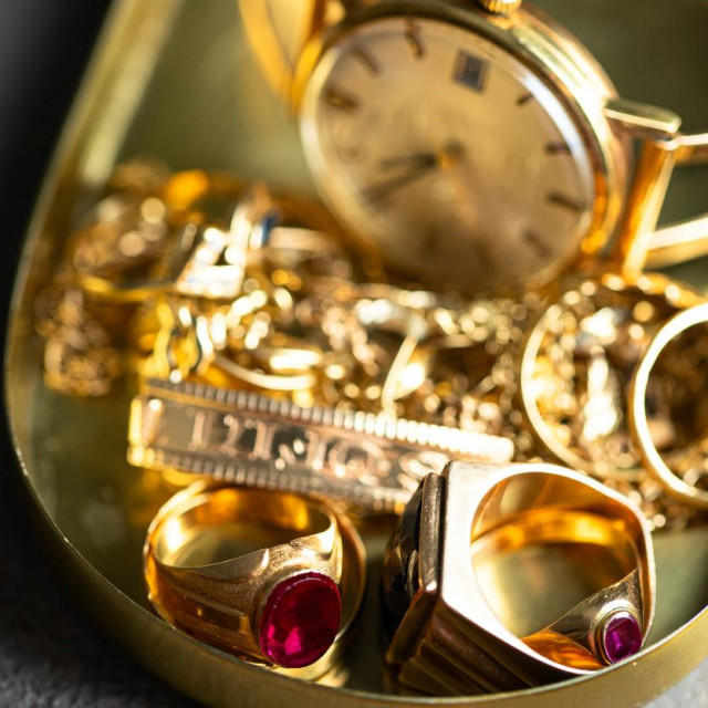 &lt;p&gt;Old and broken jewelry, vintage watches on dark background. Sell gold for cash concept.&lt;/p&gt;