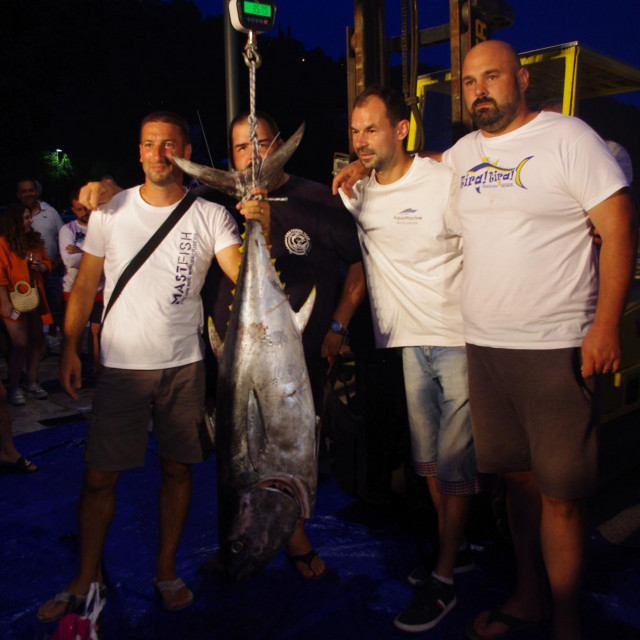 &lt;p&gt;Tira Fishing Team na čelu s kapetanom Renatom Frankom&lt;/p&gt;