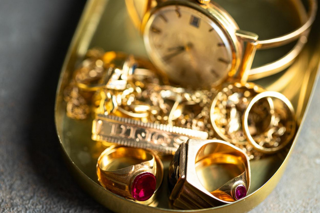 &lt;p&gt;Old and broken jewelry, vintage watches on dark background. Sell gold for cash concept.&lt;/p&gt;