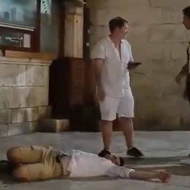 &lt;p&gt;Pijani turist leži na podu&lt;/p&gt;