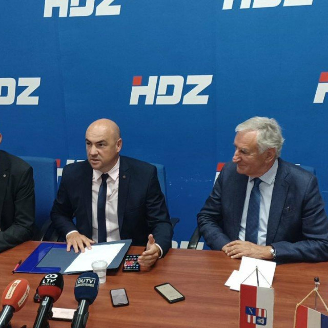 &lt;p&gt;Gradonačelnik Mato Franković, predsjednik ŽO HDZ-a Blaž Pezo i župan Dubrovačko-neretvanski Nikola Dobroslavić&lt;/p&gt;