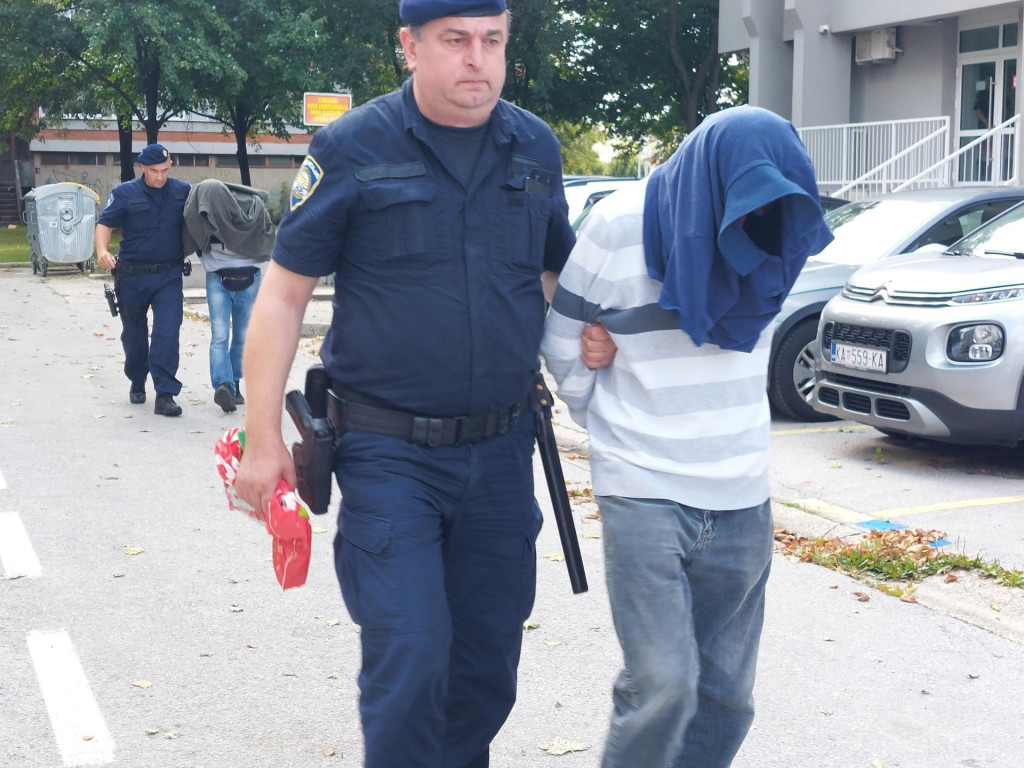 &lt;p&gt;Dvojici policajaca PP Gospić određen je jednomjesečni istražni zatvor zbog opasnosti od ometanja istrage&lt;/p&gt;
