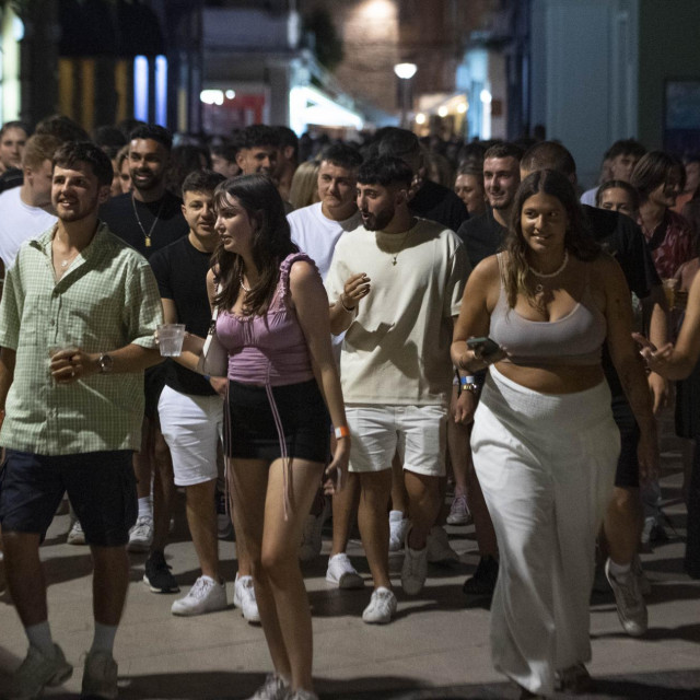 <p>Popularna Pub Crawl tura mladim turistima nudi provod&nbsp;uz velike količine alkohola</p>