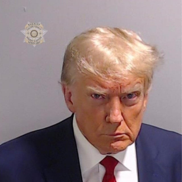 &lt;p&gt;Trump je i svoj mugshot okrenuo u vlastitu korist, koristeći ga kao naslovnu fotografiju kampanje, uz slogan ”Nema predaje”&lt;/p&gt;