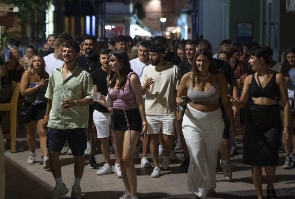 &lt;p&gt;Popularna Pub Crawl tura mladim turistima nudi provod uz velike količine alkohola&lt;/p&gt;