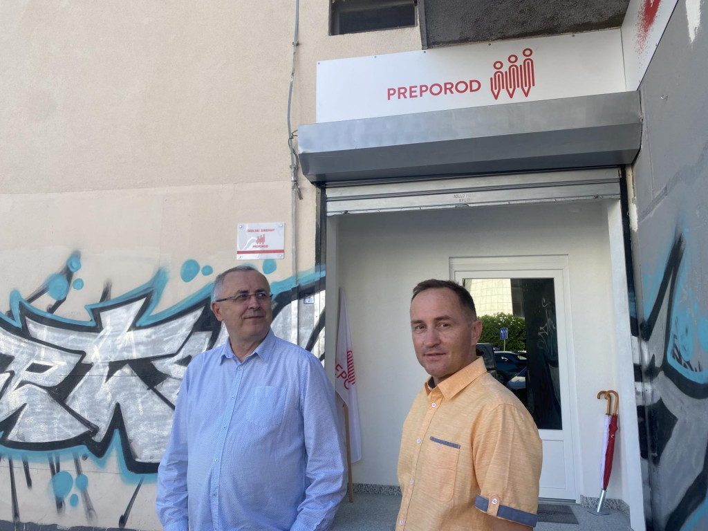 &lt;p&gt;Stipić i Troskot pred novim prostorijama sindikata Preporod u Splitu&lt;/p&gt;