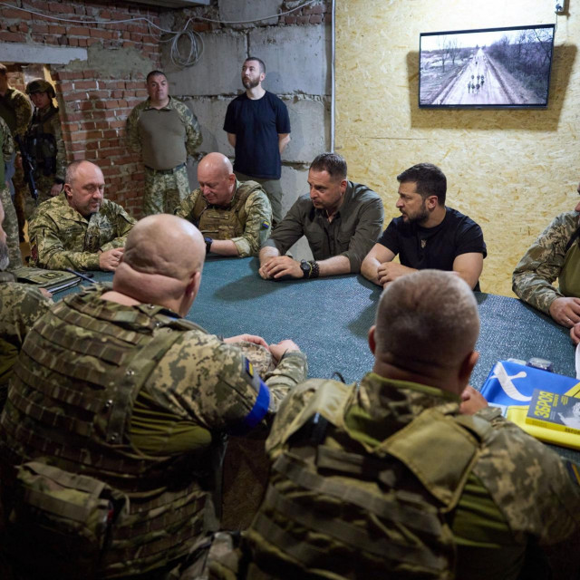 &lt;p&gt;Volodimir Zelenski, na fotografiji sa zapovjednicima u Donjecku, ponavlja tezu o vojnim uspjesima Ukrajine&lt;/p&gt;