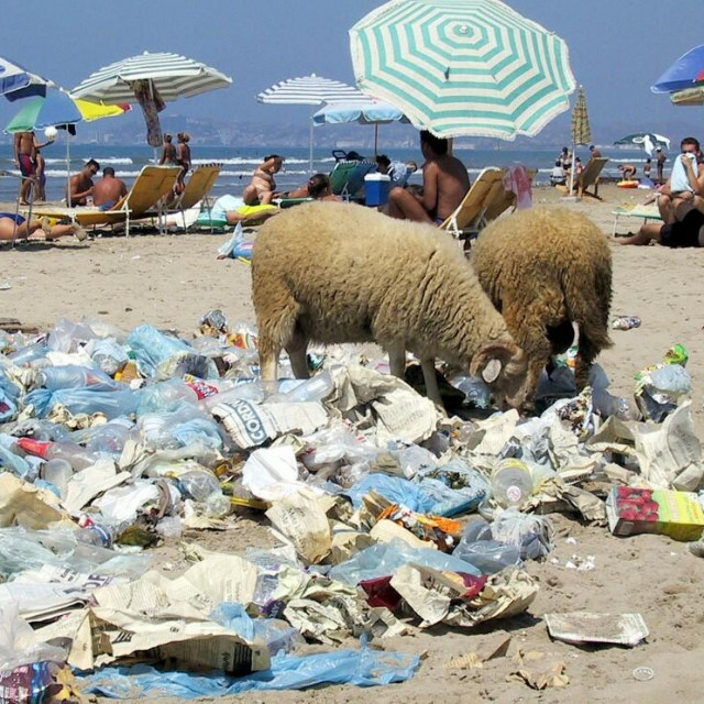 &lt;p&gt;Možda ne tako drastično kao u Durresu prije 20 godina, smeće se, izgleda, još može naći na albanskim plažama&lt;/p&gt;