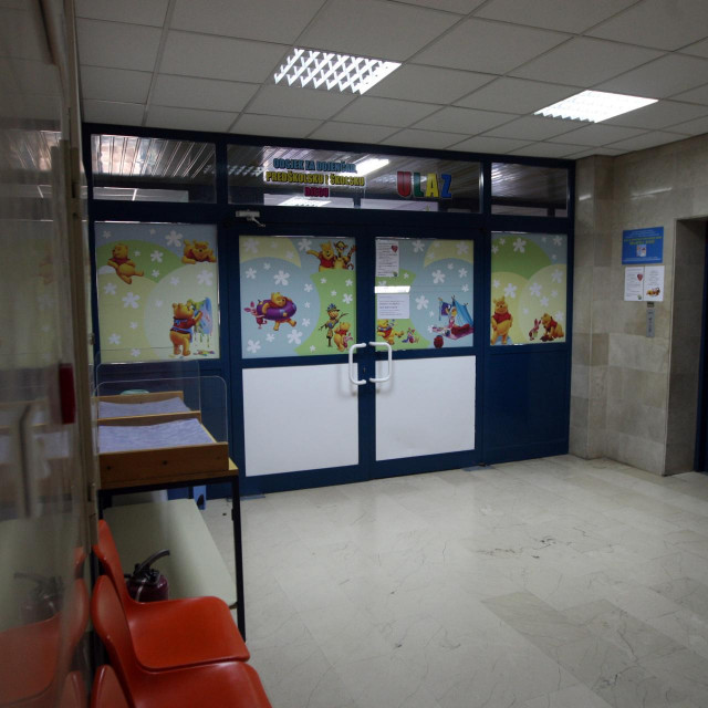 <p>Zadar, 260115.<br>
Zbog prosirene zaraze Noro virusa (prolijev i povracanje) zatvoren odjel pedijatrije zadarske bolnice. Na vratima odjela stoji natpis s upozorenjem za roditelje.<br>