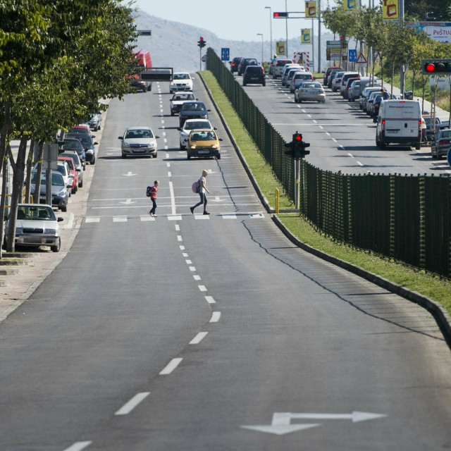 &lt;p&gt;Pješački prijelaz u Vukovarskoj ulici gdje bi se trebao graditi nathodnik za siguran prijelaz preko prometnice u blizini škole&lt;/p&gt;