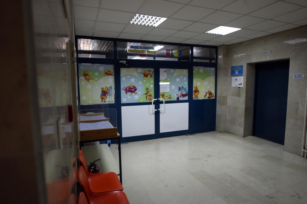 &lt;p&gt;Zadar, 260115.&lt;br&gt;
Zbog prosirene zaraze Noro virusa (prolijev i povracanje) zatvoren odjel pedijatrije zadarske bolnice. Na vratima odjela stoji natpis s upozorenjem za roditelje.&lt;br&gt;