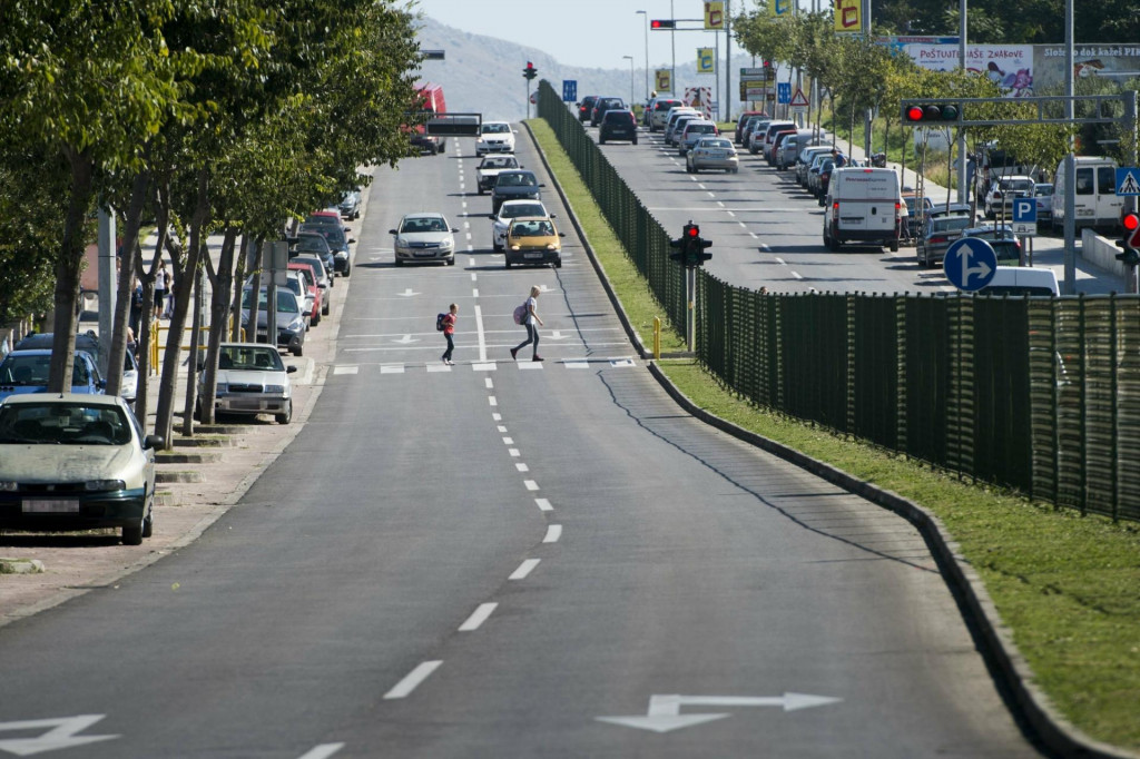 &lt;p&gt;Pješački prijelaz u Vukovarskoj ulici gdje bi se trebao graditi nathodnik za siguran prijelaz preko prometnice u blizini škole&lt;/p&gt;