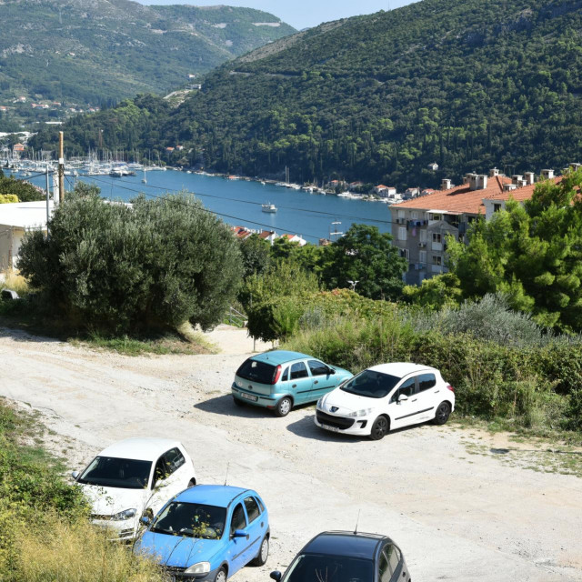 &lt;p&gt;Parcela u Ulici između dolaca u Mokošici koju prodaje Grad Dubrovnik&lt;/p&gt;