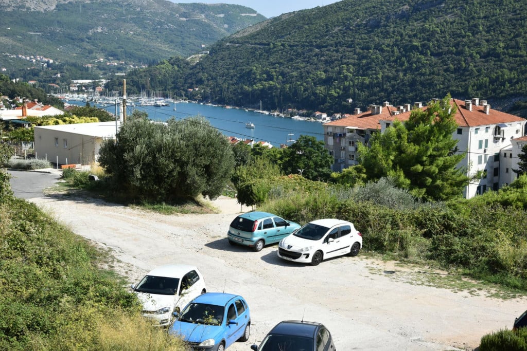 &lt;p&gt;Parcela u Ulici između dolaca u Mokošici koju prodaje Grad Dubrovnik&lt;/p&gt;