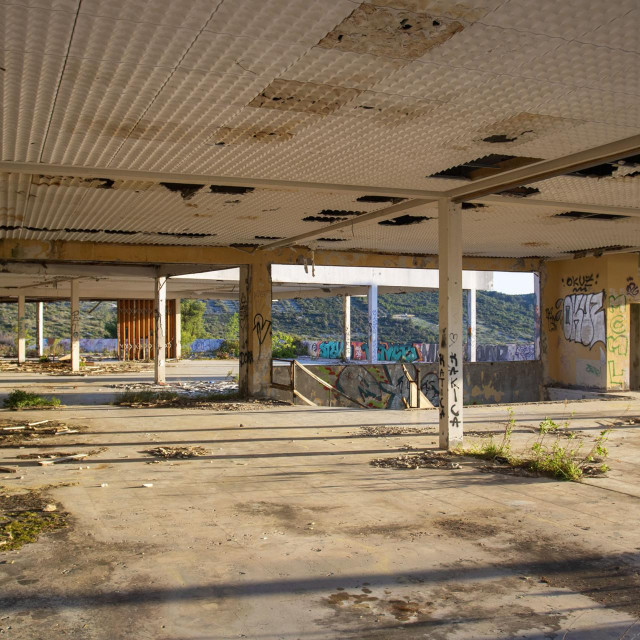 <p>Hotel Marina Lučica godinama&nbsp;je u katastrofalnom stanju</p>

<p>