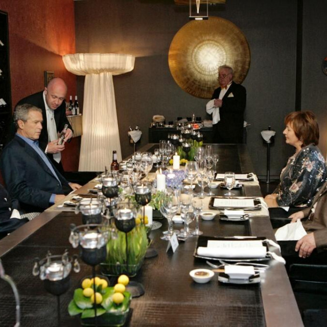 &lt;p&gt;Na večeri u Sankt Peterburgu, 2006., američkom predsjedniku piće i hranu je posluživao osobno Jevgenij Prigožin&lt;/p&gt;
