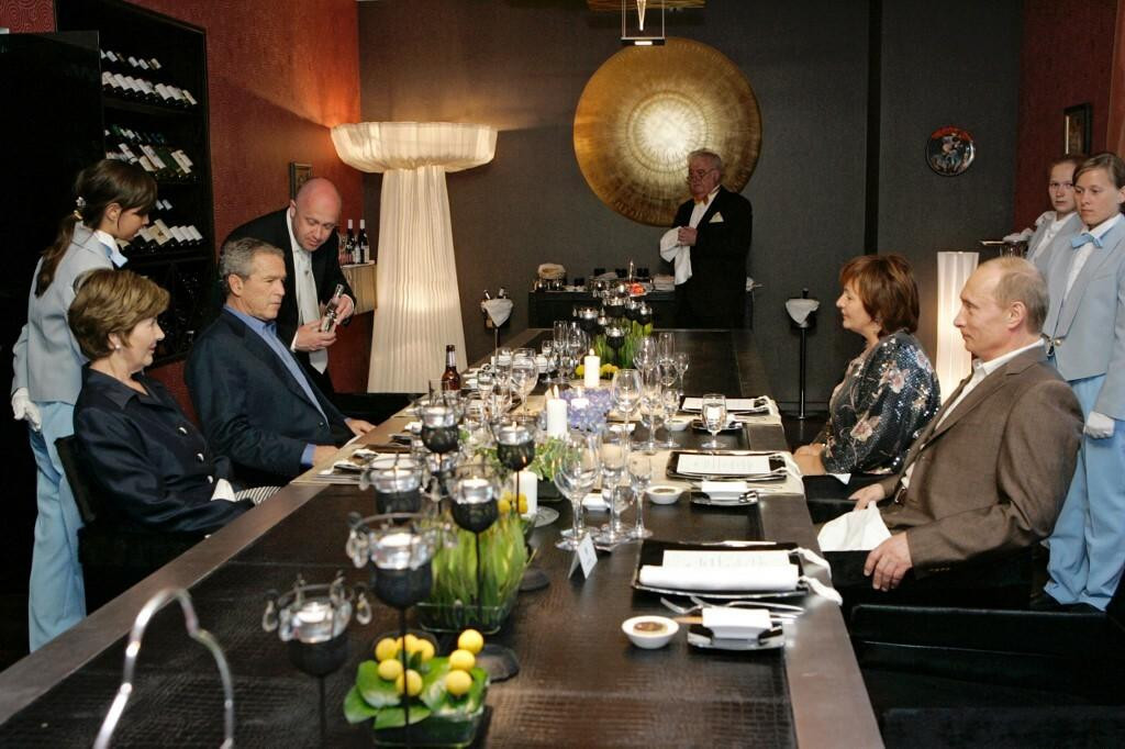 &lt;p&gt;Na večeri u Sankt Peterburgu, 2006., američkom predsjedniku piće i hranu je posluživao osobno Jevgenij Prigožin&lt;/p&gt;