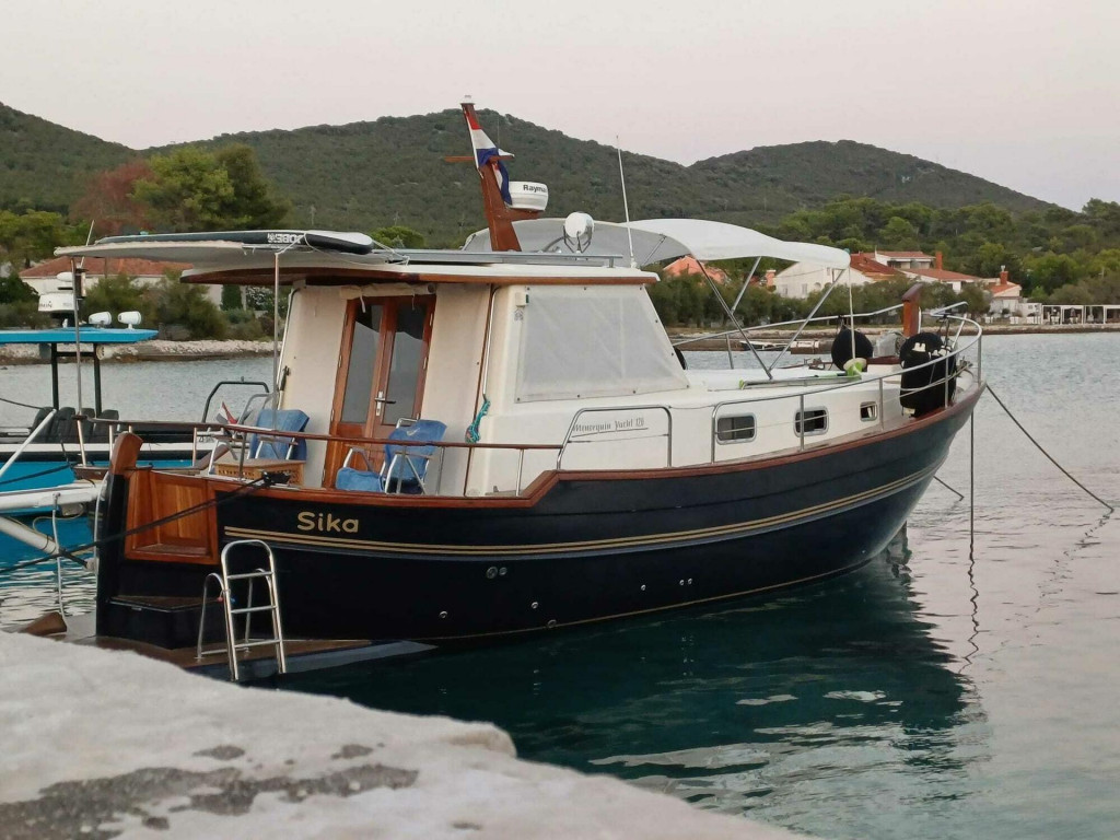 &lt;p&gt;Fotografija županova broda ‘Sika‘, privezanog uz rivu kojom upravlja vjerojatni budući županijski koncesionar, a koju je poslao vijećnik Marko Pupić Bakrač&lt;/p&gt;