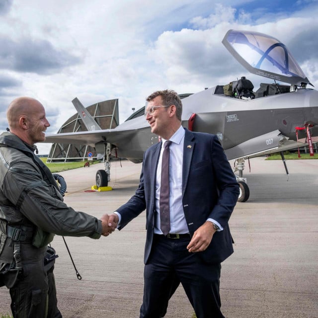 &lt;p&gt;Danski ministar obrane Troels Lund Poulsen s pilotom &lt;/p&gt;