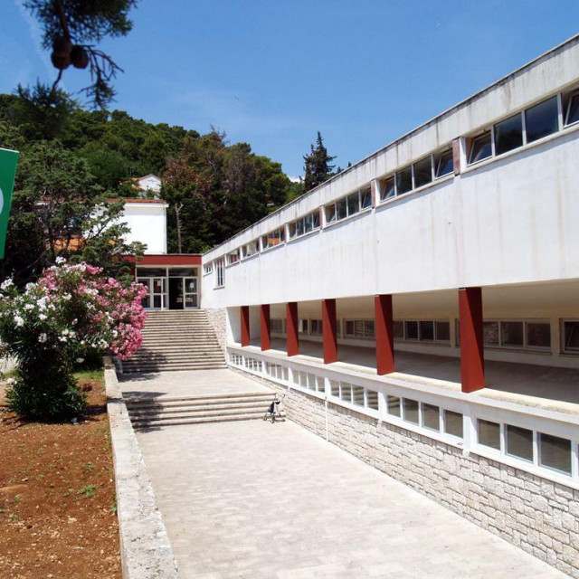 &lt;p&gt;Na zgradi Osnovne škole Petar Kanavelić u Korčuli sanirane sve krovne površine&lt;/p&gt;
