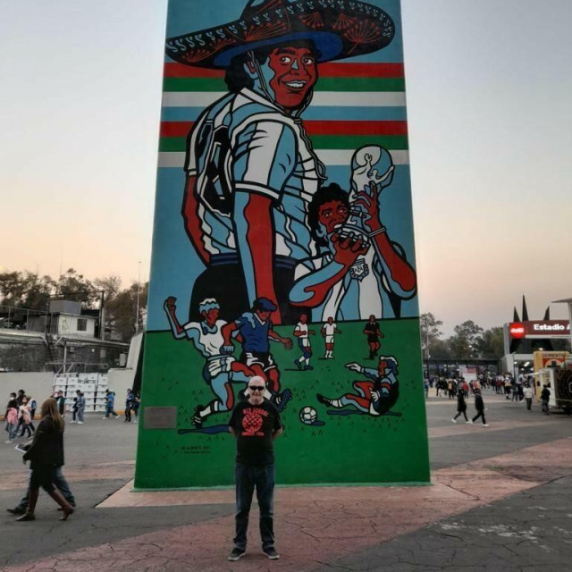 &lt;p&gt;Branko Grbeša Kele ispred kultnog stadiona Azteca&lt;/p&gt;