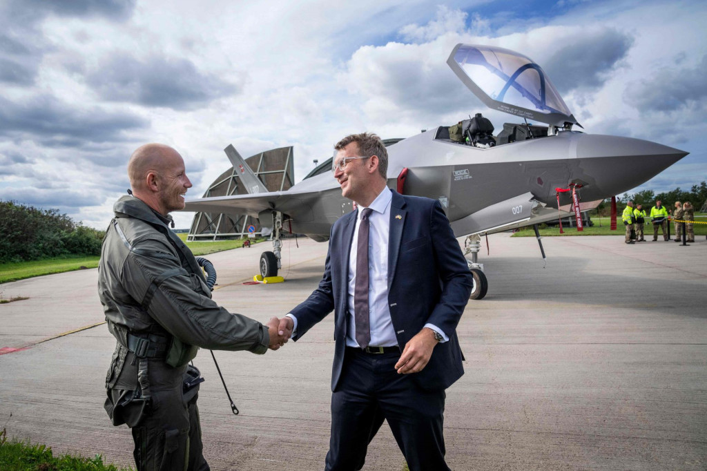 &lt;p&gt;Danski ministar obrane Troels Lund Poulsen s pilotom &lt;/p&gt;
