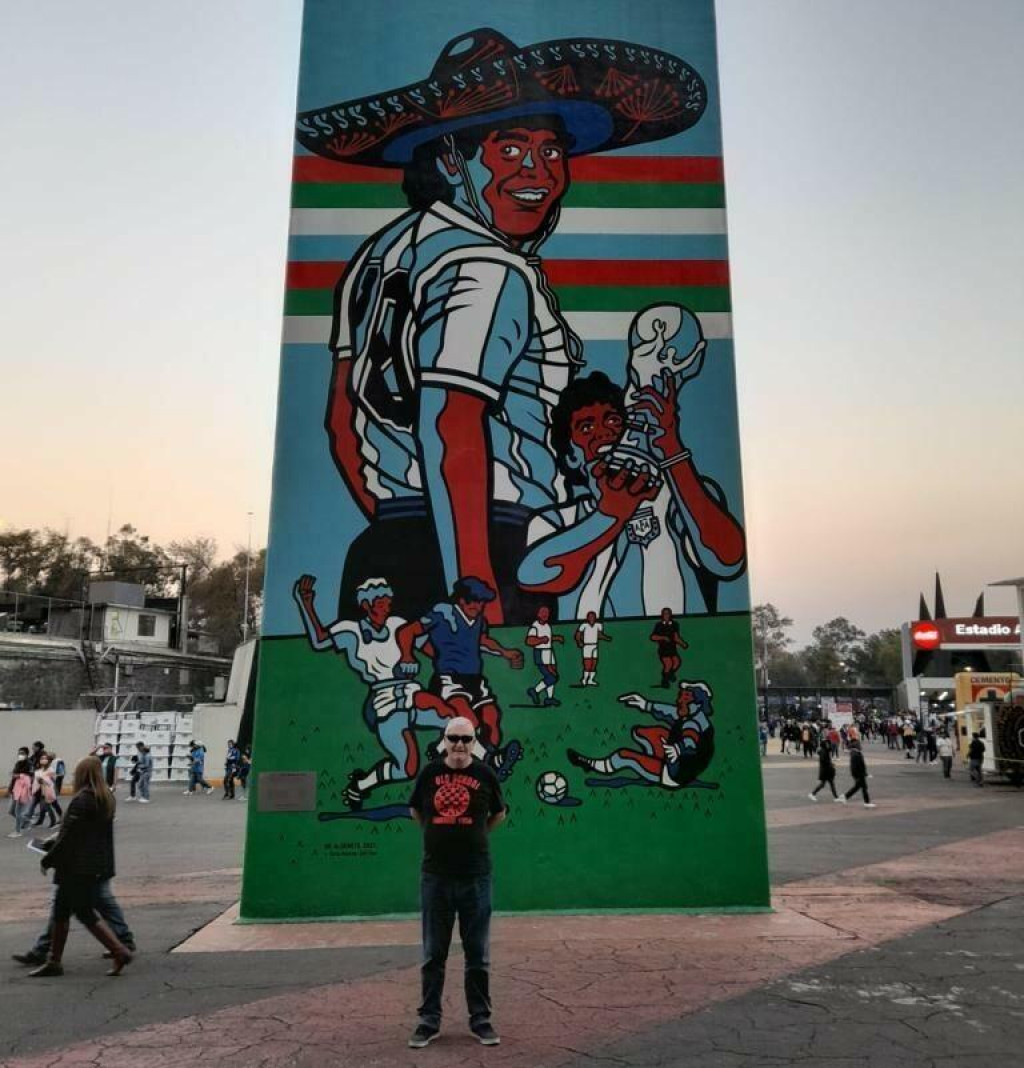 &lt;p&gt;Branko Grbeša Kele ispred kultnog stadiona Azteca&lt;/p&gt;