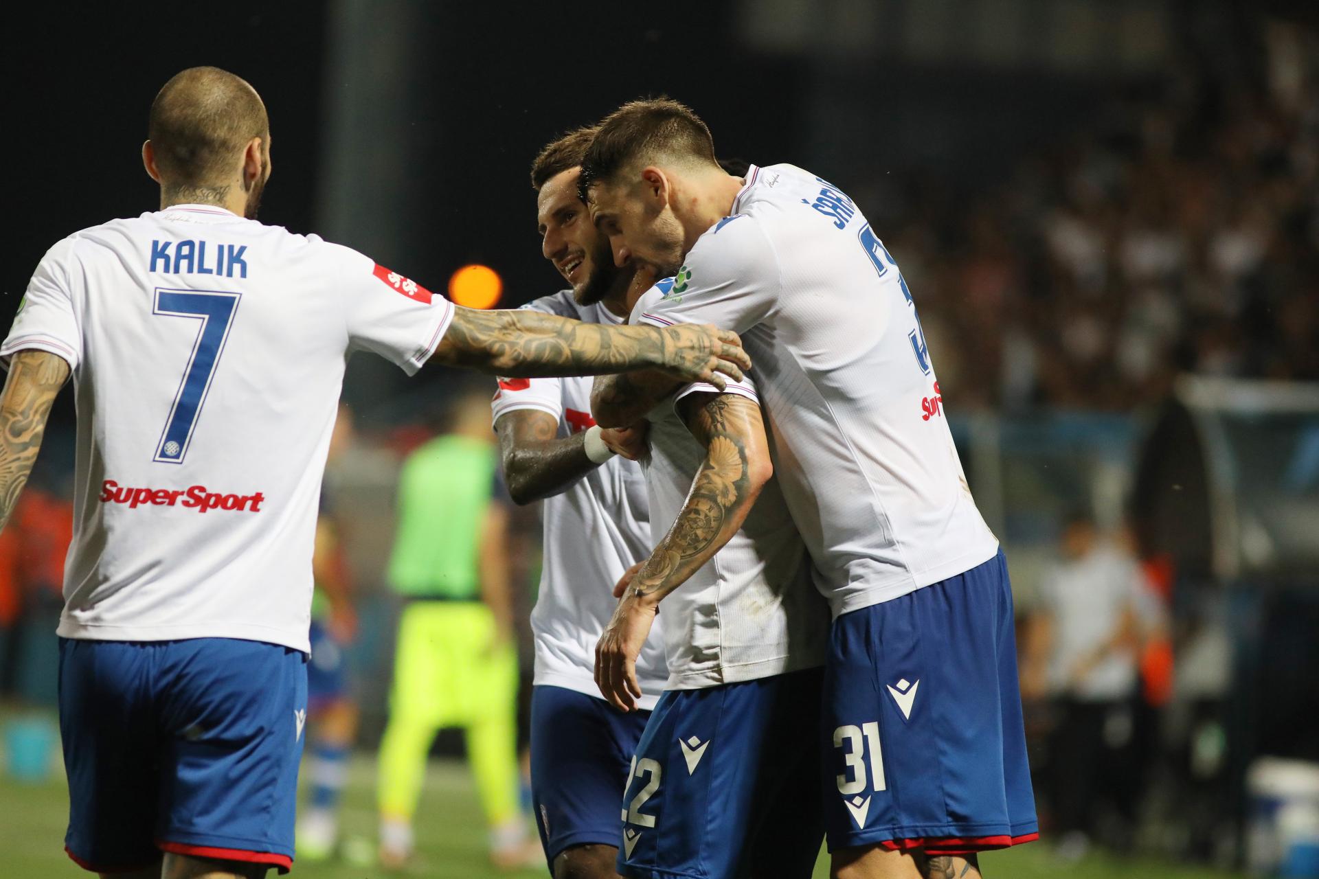 Jogadores do Hajduk Split agredidos pelos próprios adeptos após derrota no  campeonato - Futebol Internacional - SAPO Desporto