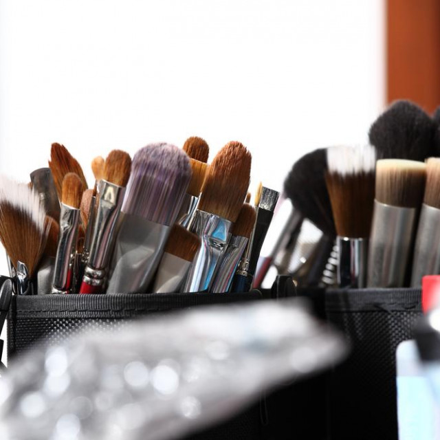 &lt;p&gt;makeup brushes, closeup&lt;/p&gt;