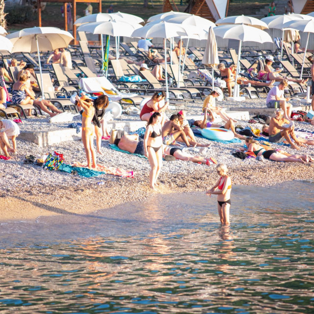 &lt;p&gt;Od siječnja do kraja kolovozau Hrvatskoj je u odnosu na isto razdoblje prošle godine ostvaren rast od 8 posto u dolascima i 2 posto u noćenjima, plaža u Dubrovniku&lt;/p&gt;