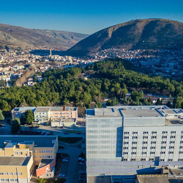 &lt;p&gt;Mostarskoj bolnici tepa se kao središnjoj zdravstvenoj ustanovi Hrvata u BiH&lt;/p&gt;

&lt;p&gt; &lt;/p&gt;