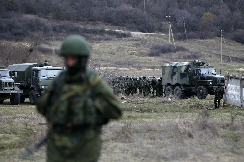 &lt;p&gt;Pripadnici ruskih oružanih snaga čuvaju stražu oko ukrajinske vojne baze u selu Perevalne&lt;/p&gt;