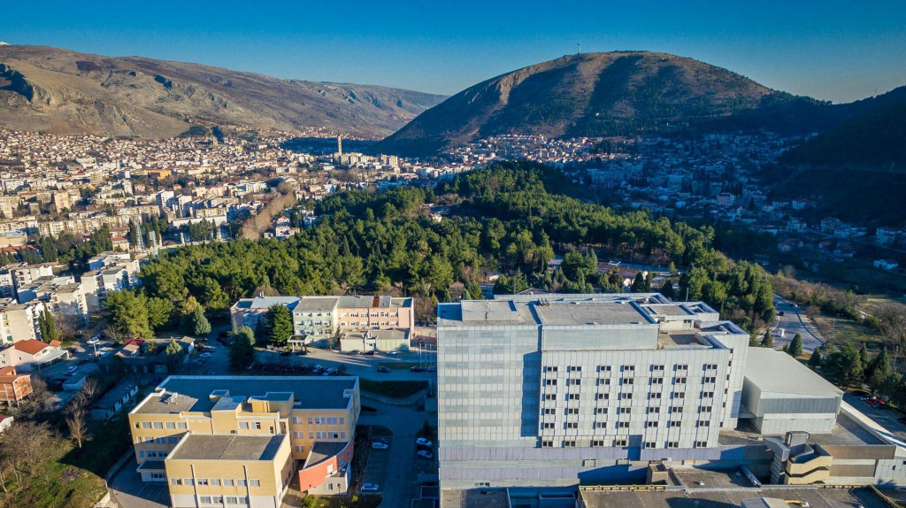 &lt;p&gt;Mostarskoj bolnici tepa se kao središnjoj zdravstvenoj ustanovi Hrvata u BiH&lt;/p&gt;

&lt;p&gt; &lt;/p&gt;