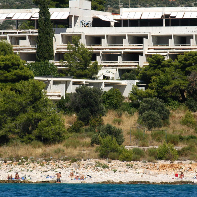 &lt;p&gt;Hotel ‘Marina Lučica‘ zarastao je i potpuno je zapušten&lt;/p&gt;

&lt;p&gt; &lt;/p&gt;