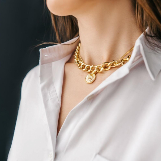 &lt;p&gt;Silver bijouterie chain on woman neck. Close-up.&lt;/p&gt;