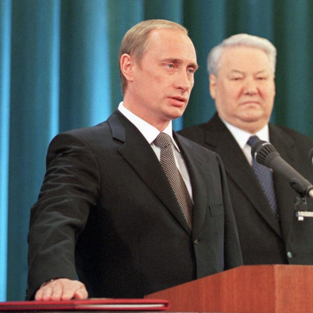 &lt;p&gt;Vladimir Putin priseže na početku svog prvog predsjedničkog mandata 2000., s Borisom Jeljcinom u pozadini&lt;/p&gt;