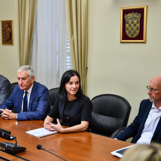 &lt;p&gt;Dubrovnik, 220923.&lt;br&gt;
Ministrica poljoprivreda Marija Vuckovic je u Dubrovniku urucila Opcini Konavle odluku o odabiru za komasaciju i potpisala Sporazum o suradnji izmedju HAPIH-a i Dubrovacko-neretvaske zupanije.&lt;br&gt;